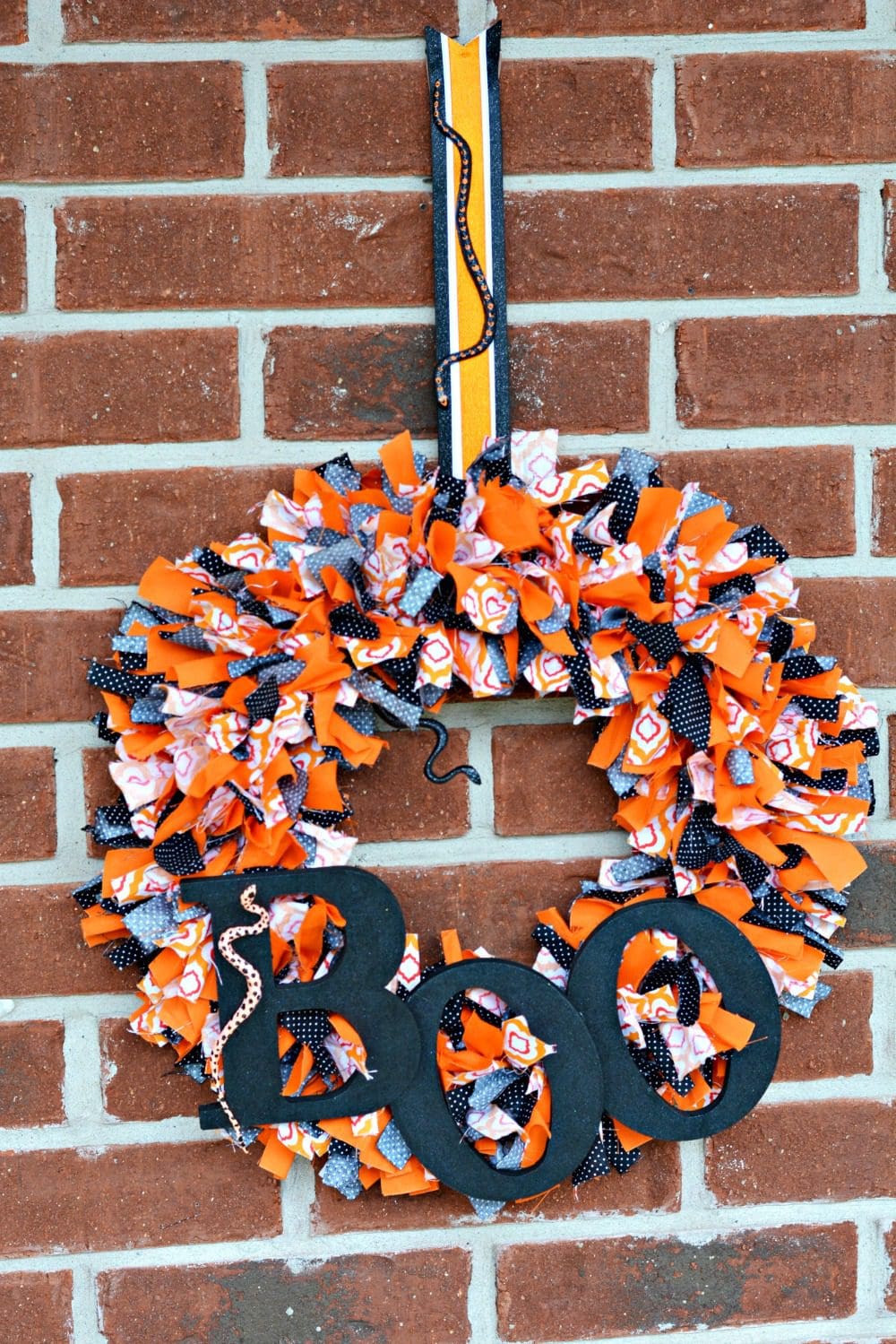 diy-halloween-boo-scrap-fabric-wreath-19